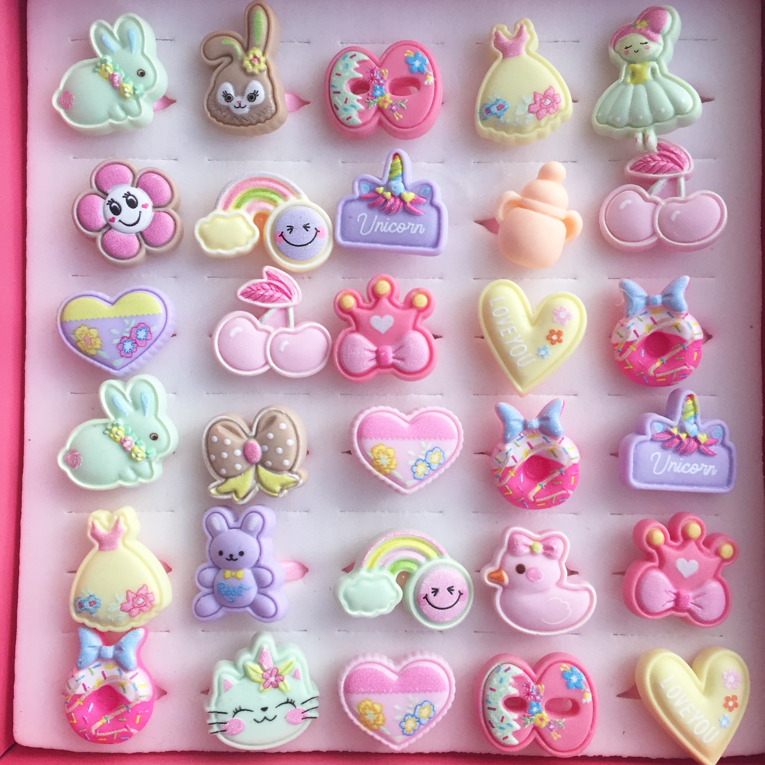 Canlı Renklerde Figürlü Yüzük