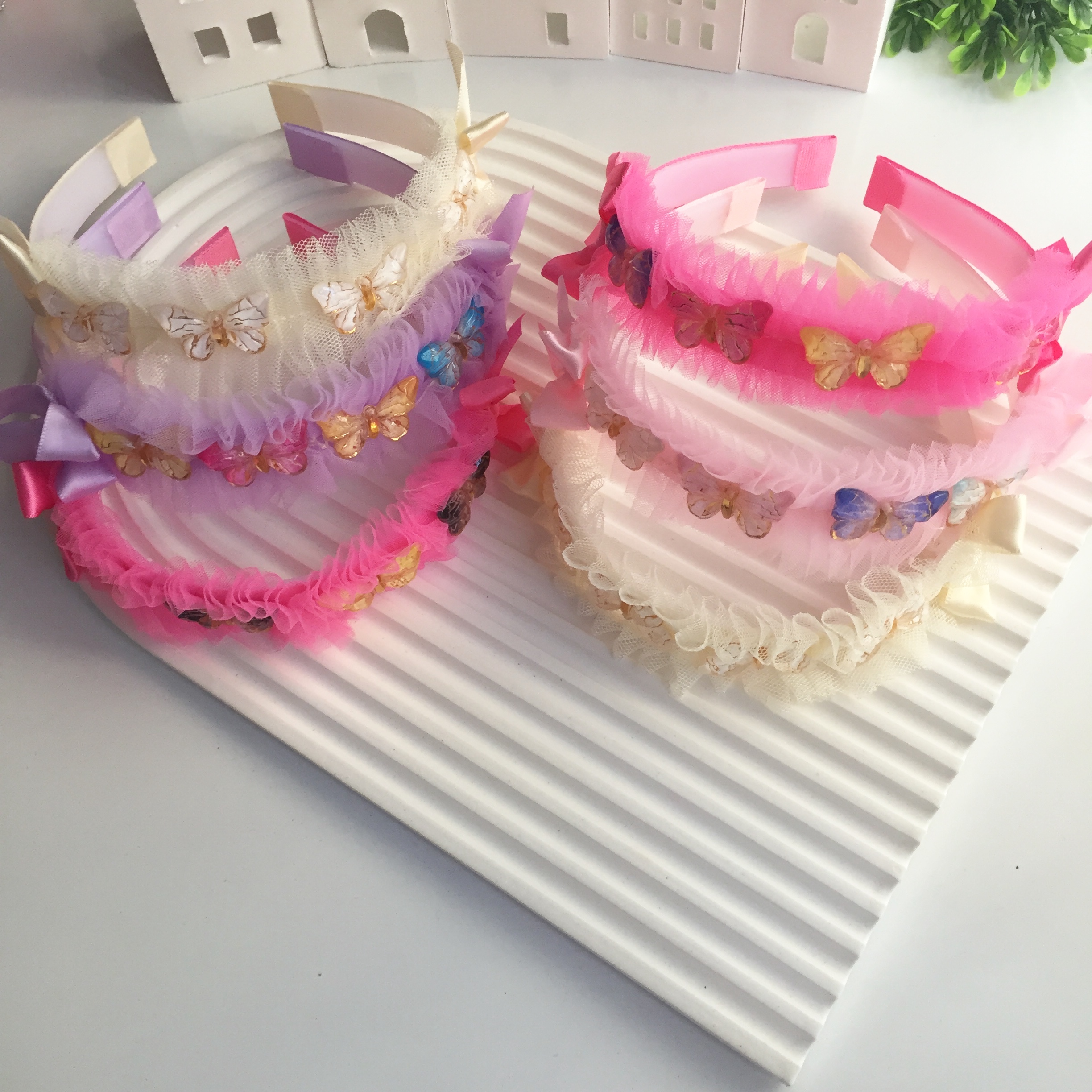 Kelebek Figürlü Taç