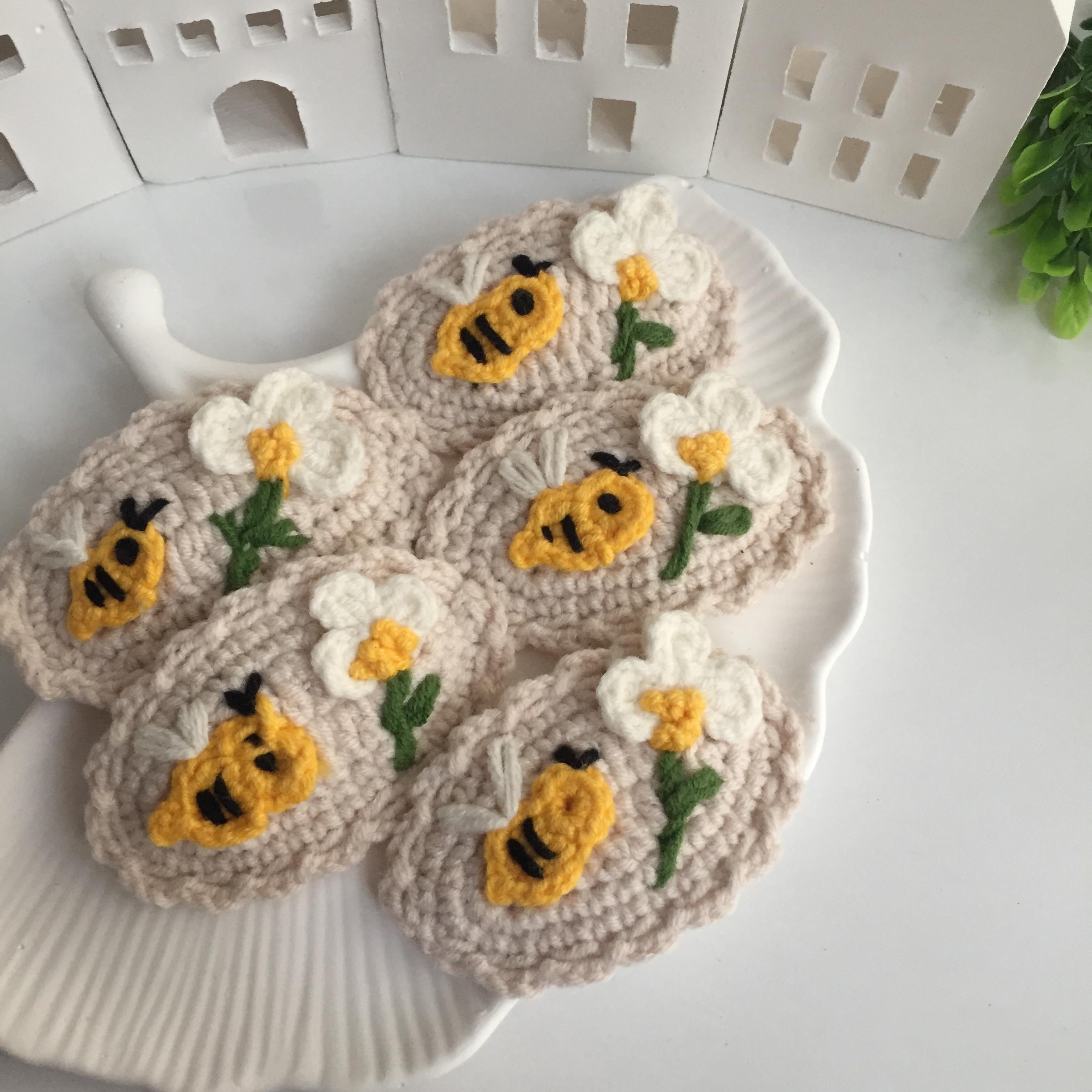 Arı ve Papatya İşlemeli Örgü Toka